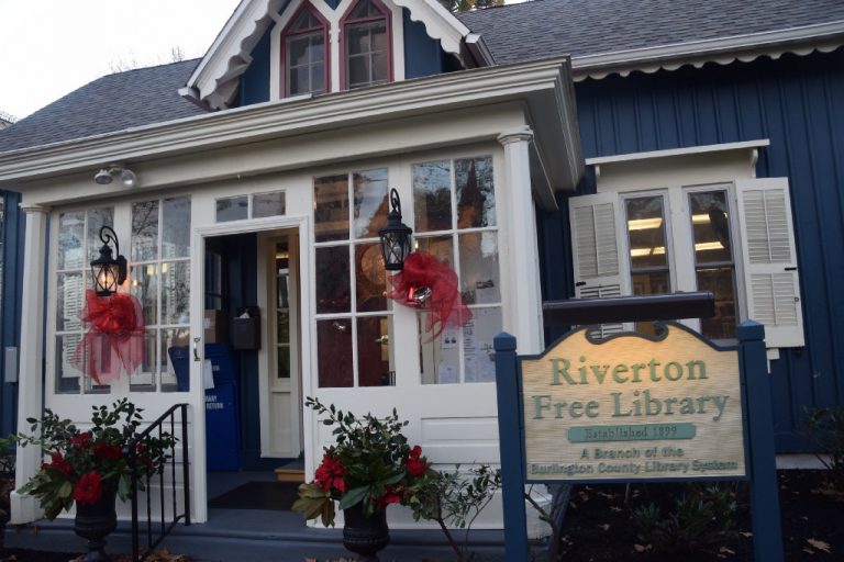 Tree of life pendant workshop at Riverton Free Library