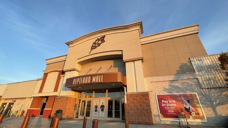 Deptford Mall spreads love with Valentine’s weekend event