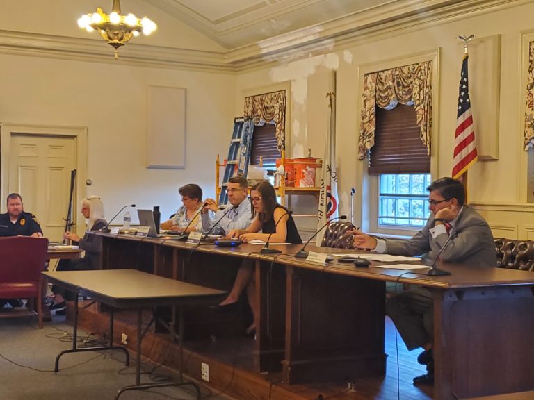 Commissioners discuss reasons not to fill open seat